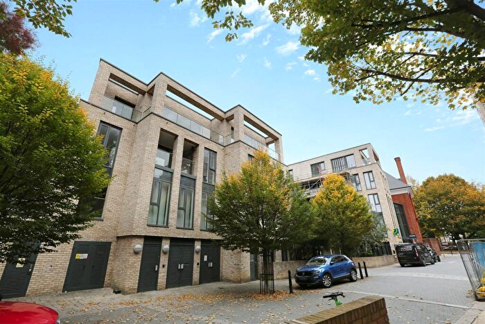 3 Bedroom Apartment To Rent In Hyde Lane, London, SW11