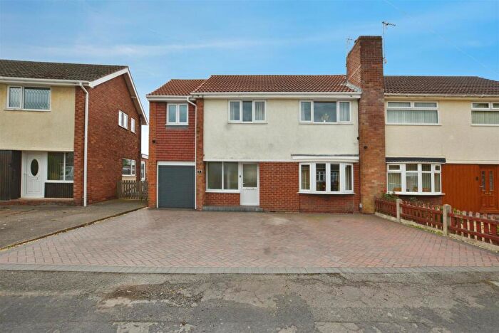 4 Bedroom Semi-Detached House For Sale In Rothwell Road, Scunthorpe, DN15
