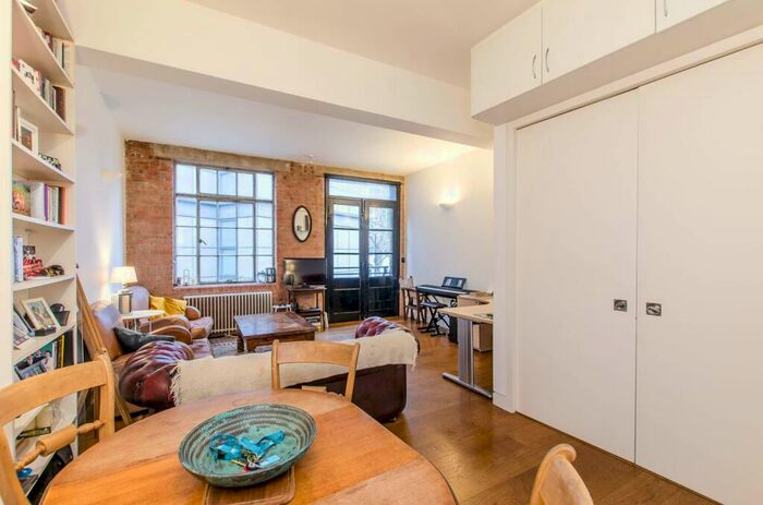 2 Bedroom Flat To Rent In Amwell Street, Clerkenwell, London, EC1R