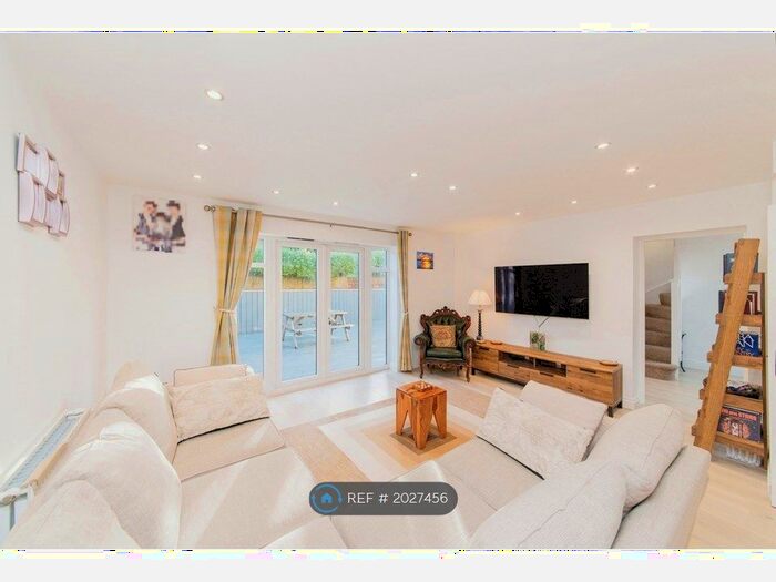 4 Bedroom Semi-Detached House To Rent In Sandringham Close Borehamwood, Borehamwood, WD6