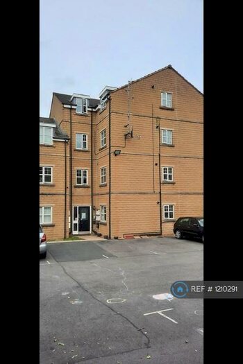 2 Bedroom Flat To Rent In Woolcombers Way, Bradford, BD4