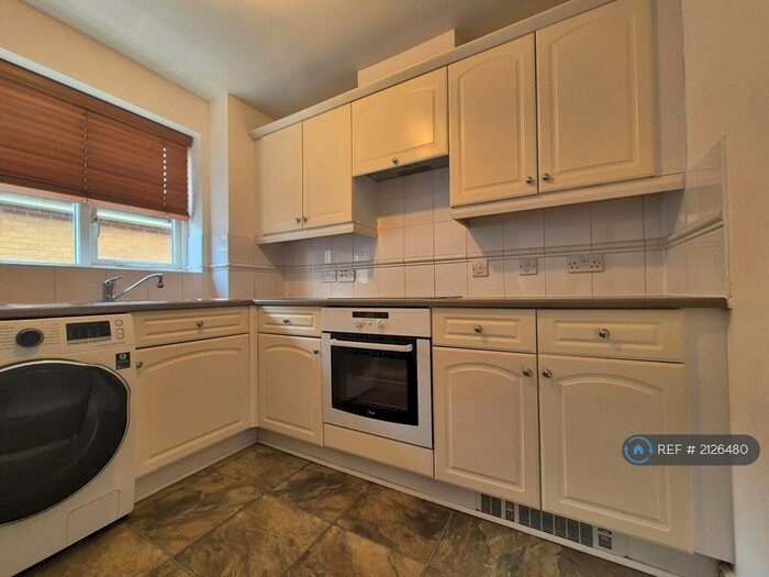 2 Bedroom Flat To Rent In Pickard Close, London, N14
