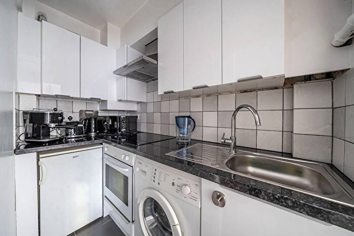 Studio For Sale In Shepherds Bush Green, Shepherd's Bush, London, W12