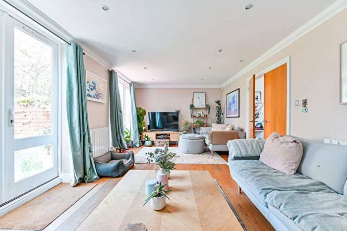 3 Bedroom Property To Rent In Cloudesley Place, Islington, London, N1
