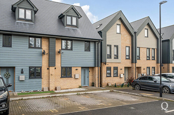 3 Bedroom Semi Detached House For Sale In Commodores Close, Minster On Sea, Kent, ME12