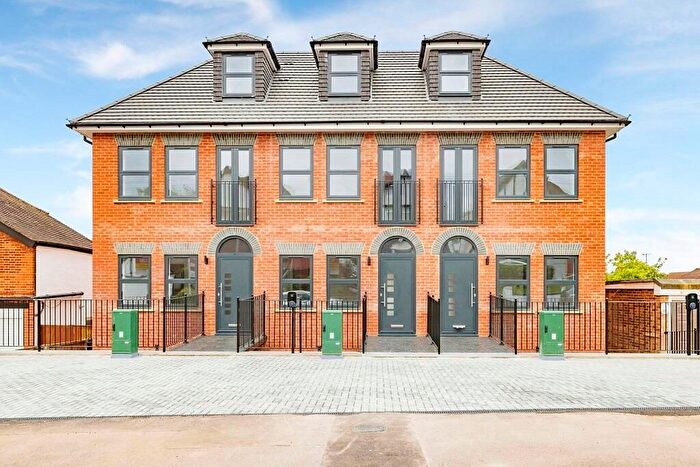 5 Bedroom Town House To Rent In Silverdale, Bushey, WD23