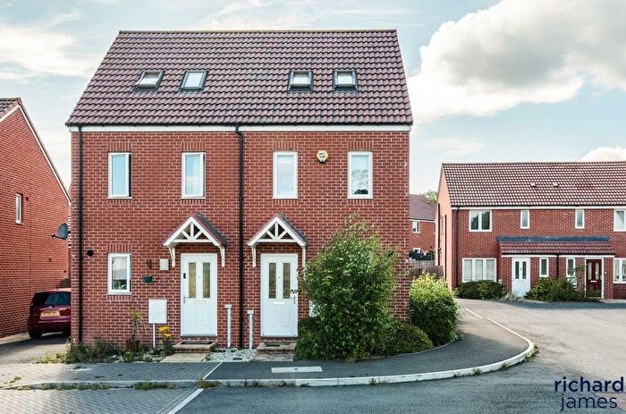 3 Bedroom Semi-Detached House For Sale In Brickworth Place, Swindon, SN3