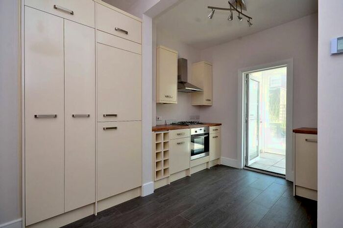 2 Bedroom Flat To Rent In Queenstown Road, Battersea, London, SW8