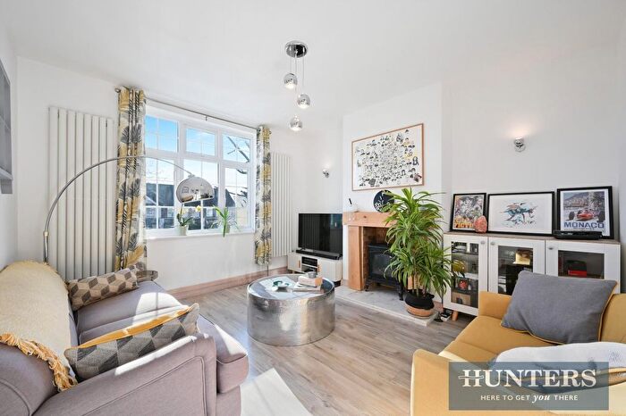 3 Bedroom Flat For Sale In Kingston Road, Epsom, KT19