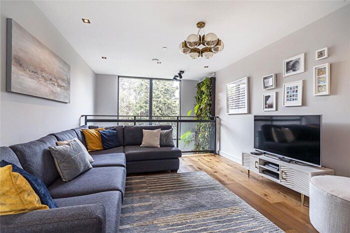 4 Bedroom House For Sale In New Road, London, N8