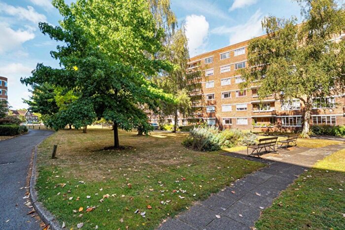 2 Bedroom Flat For Sale In Champion Hill, London, SE5