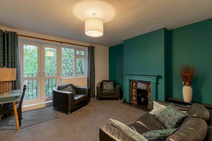 3 Bedroom Flat To Rent In Cambridge Gardens, Ladbroke Grove, W10