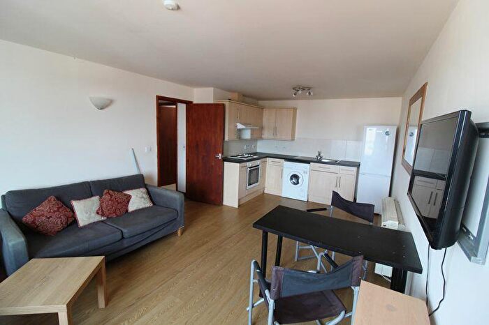 3 Bedroom Flat To Rent In Available For September - Bedroom Student Flat -Winton, BH9