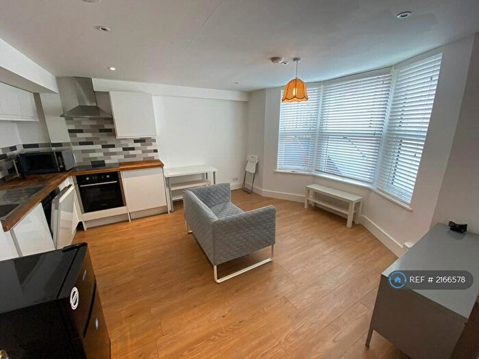 2 Bedroom Flat To Rent In Goldstone Road, Hove, BN3