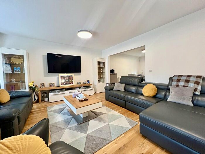 4 Bedroom Detached House To Rent In Priory Close, Ruislip, HA4