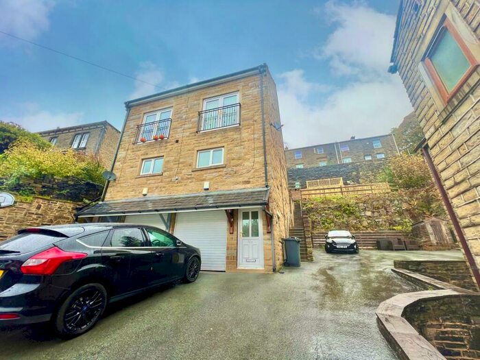 3 Bedroom Semi-Detached House To Rent In Longwood Gate, Huddersfield, HD3