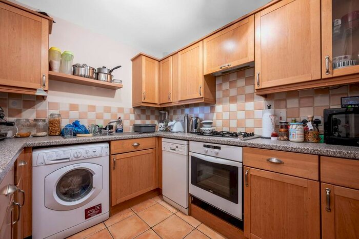 2 Bedroom Flat To Rent In Woking, Woking, GU21