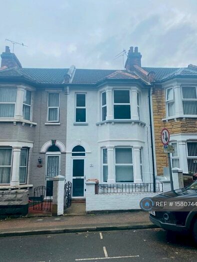 3 Bedroom Terraced House To Rent In Chatham, Chatham, ME4