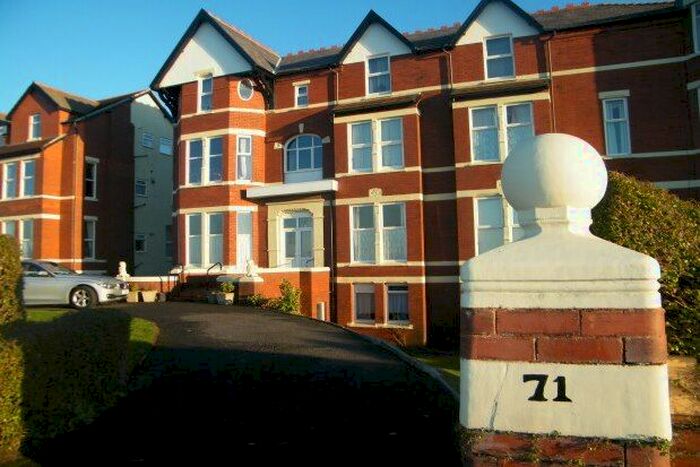 2 Bedroom Flat To Rent In Promenade, Southport, PR9