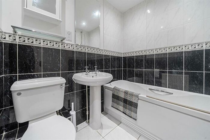 3 Bedroom End Of Terrace House For Sale In Forfield Drive, Beggarwood, RG22