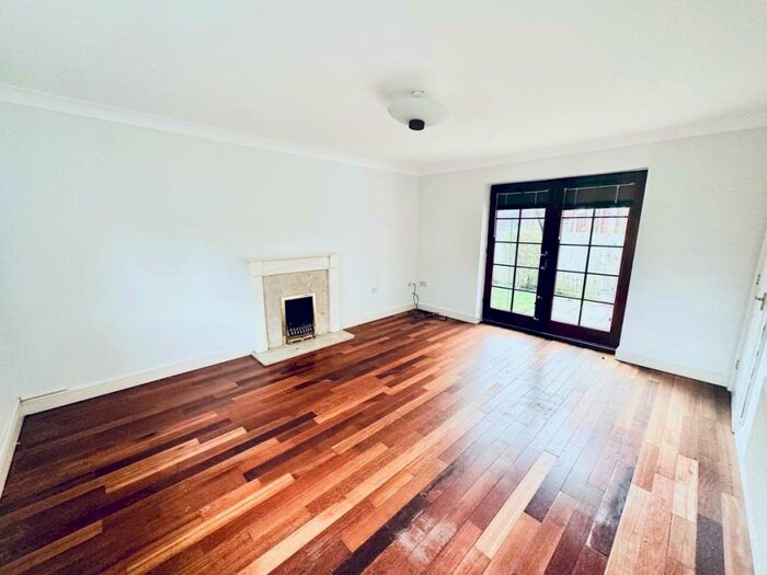 3 Bedroom House To Rent In Manor House Close, Wilford, NG11