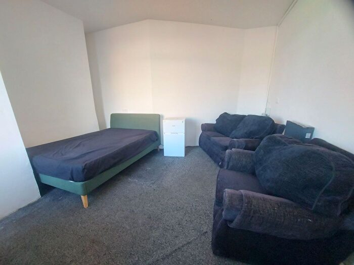 1 Bedroom Studio To Rent In Girlington Road, Bradford, BD8