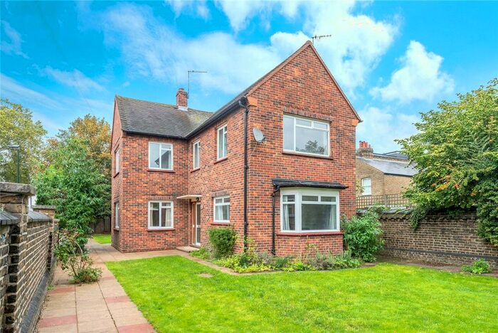 3 Bedroom Detached House To Rent In Avenue Gardens, East Sheen, London, SW14