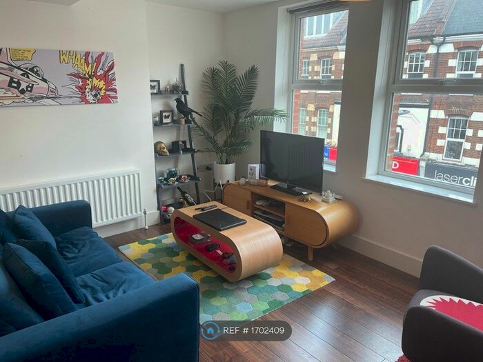 2 Bedroom Flat To Rent In St Johns Road, London, SW11