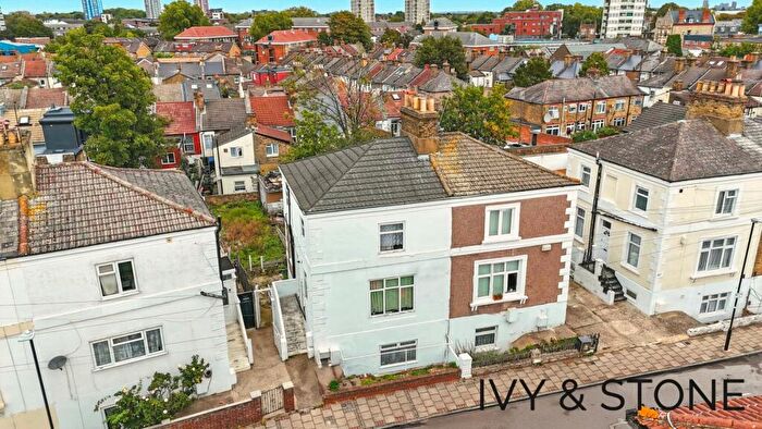 2 Bedroom Maisonette For Sale In Chesterton Road, London, E13