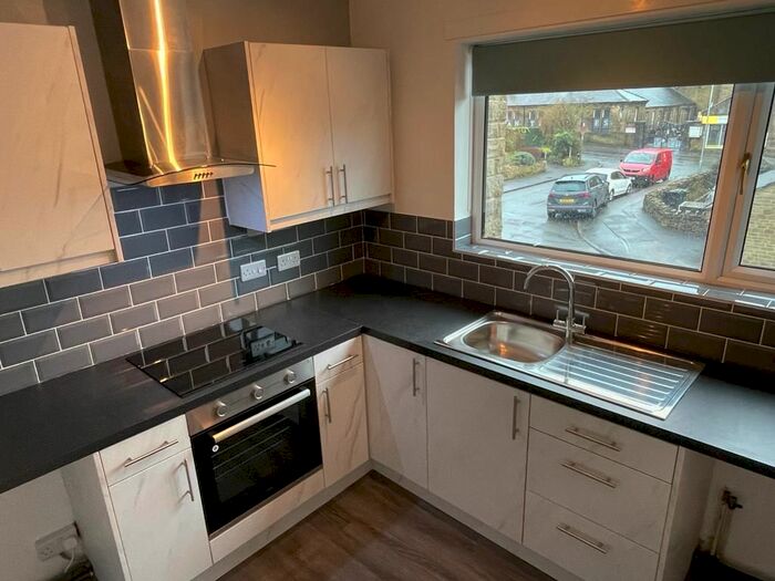 2 Bedroom Flat To Rent In Ling Park Avenue, Bradford, BD15