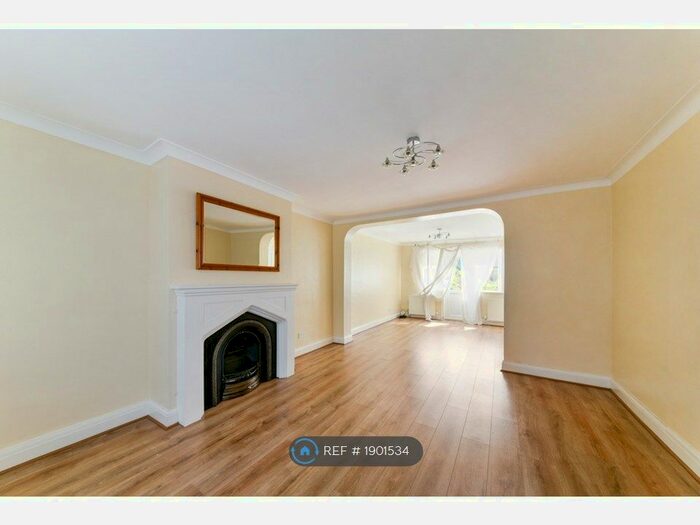 4 Bedroom Semi-Detached House To Rent In Longmore Avenue, Barnet, EN5