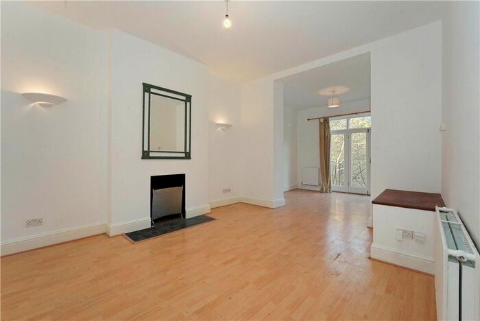 3 Bedroom Flat To Rent In Falcon Road, London, SW11