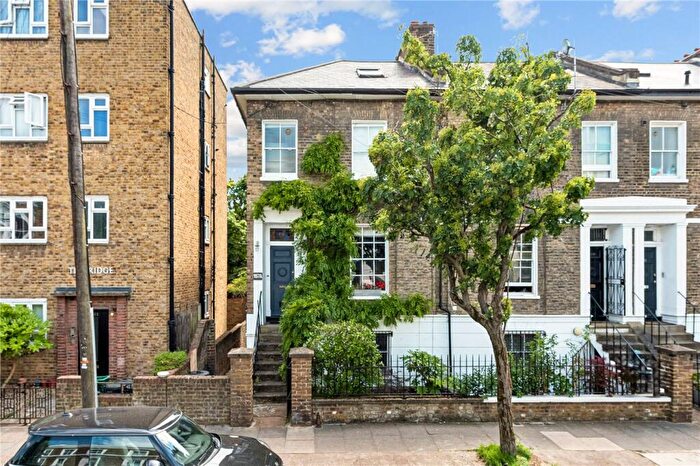 3 Bedroom Maisonette For Sale In Downham Road, London, N1