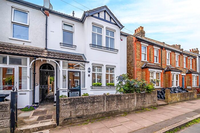 3 Bedroom Link Detached House For Sale In Victoria Road, Bromley, BR2