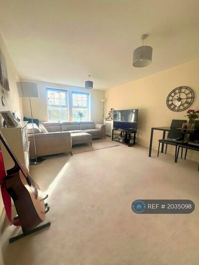 2 Bedroom Flat To Rent In Wey Court, Woking, GU22