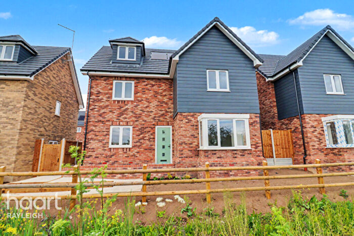 4 Bedroom Detached House For Sale In London Road, Rayleigh, SS6