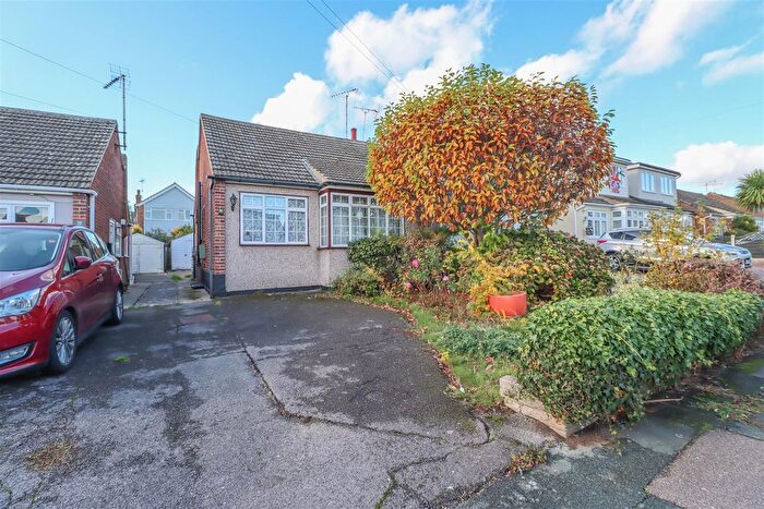2 Bedroom Semi Detached Bungalow For Sale In Leasway, Wickford, SS12