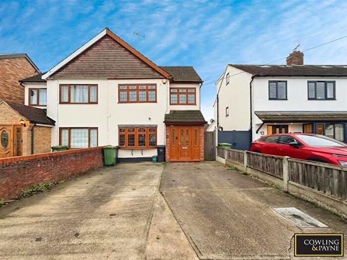3 Bedroom Semi-Detached House For Sale In Grange Avenue, Wickford, SS12