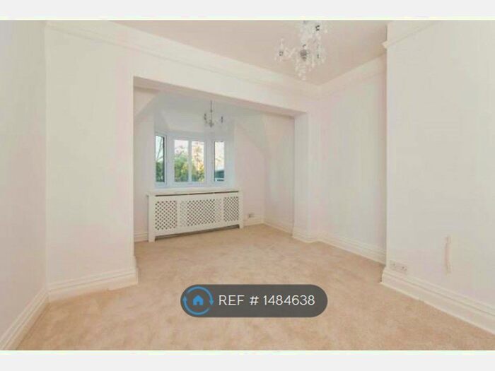 2 Bedroom Flat To Rent In Tekels Avenue, Camberley, GU15