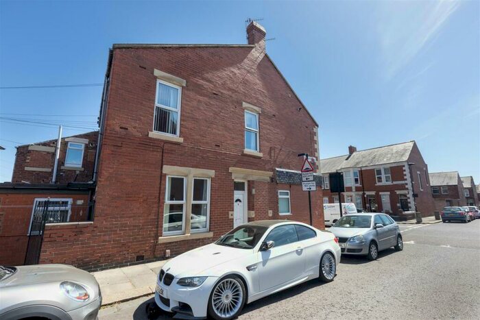 3 Bedroom Flat To Rent In £pppw, Stanmore Road, Heaton, NE6