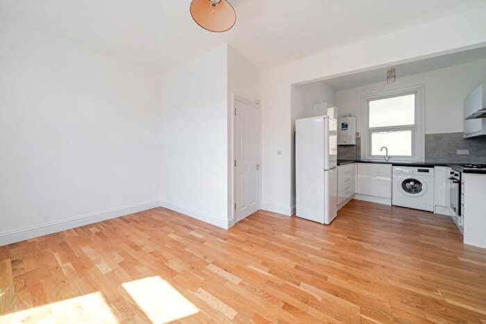 1 Bedroom Flat To Rent In Balham Station Road, Balham, London, SW12