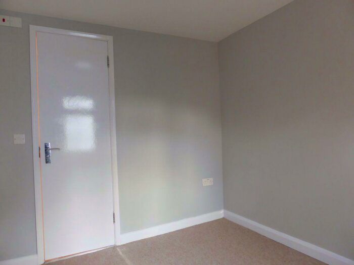 Studio To Rent In Middle Street -, P11