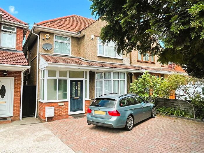 4 Bedroom Semi Detached House To Rent In Hanworth Road, Hounslow, TW4