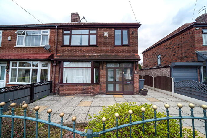 3 Bedroom Semi Detached House For Sale In Kershaw Drive, Chadderton, OL9