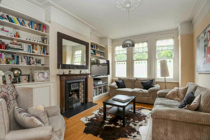 2 Bedroom Flat To Rent In Weir Road, Balham, SW12