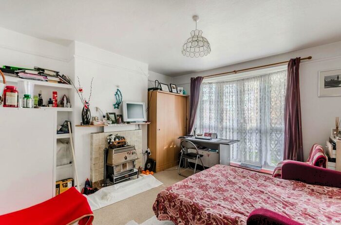 2 Bedroom Flat To Rent In Domett Close, Denmark Hill, London, SE5