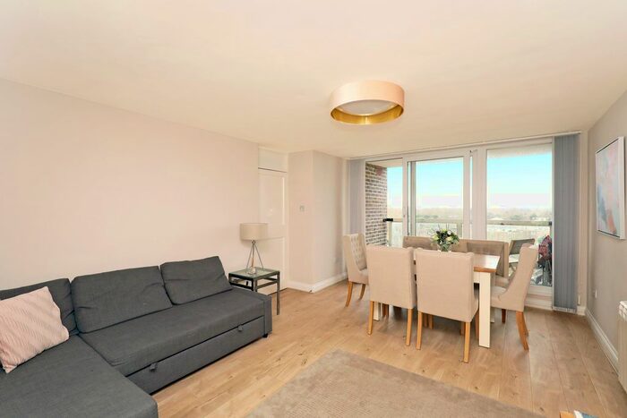 2 Bedroom Flat To Rent In Howson Terrace, Richmond Hill, Richmond, TW10
