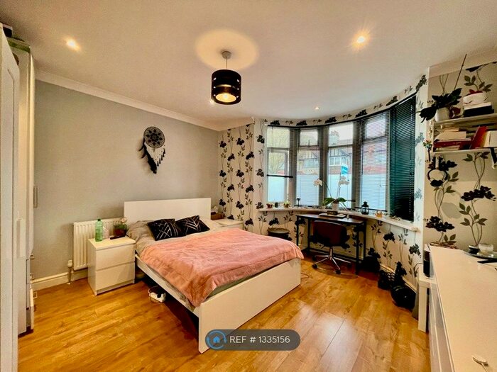 2 Bedroom Flat To Rent In Hanger Lane, London, W5
