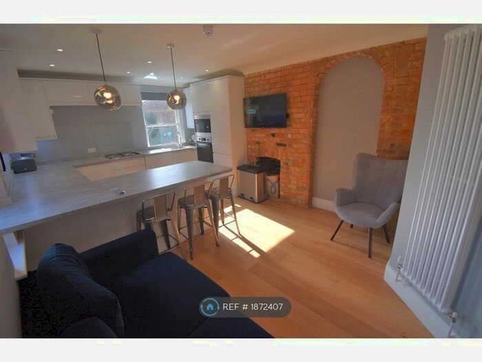 3 Bedroom Flat To Rent In London Road, Reading, RG1
