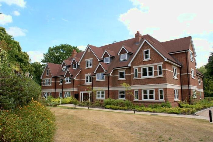 2 Bedroom Flat To Rent In Lakewood, Portsmouth Road, KT10